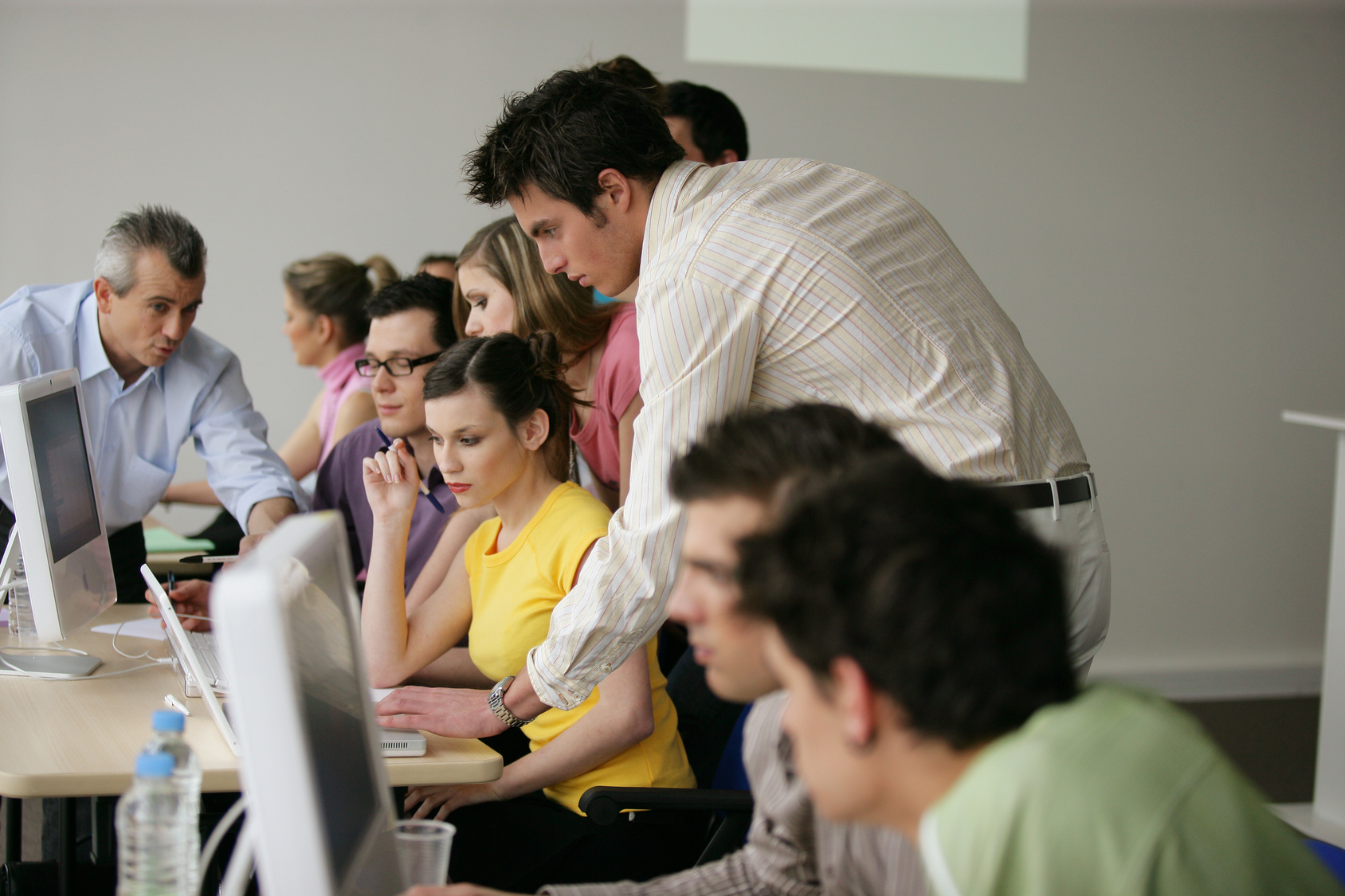 Jeunes adultes en formation comerciale